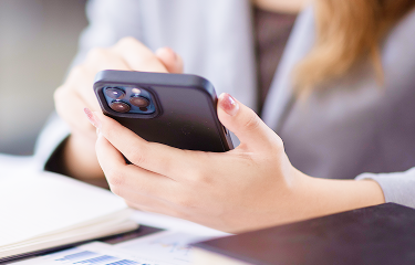 スマートフォンを使って法律相談の予約をしている様子。