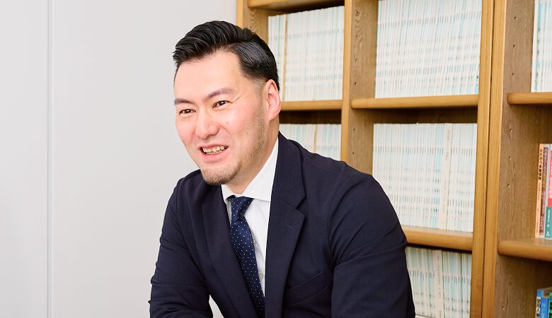 若手弁護士が笑顔で話す様子。信頼感のある対応を感じさせる。