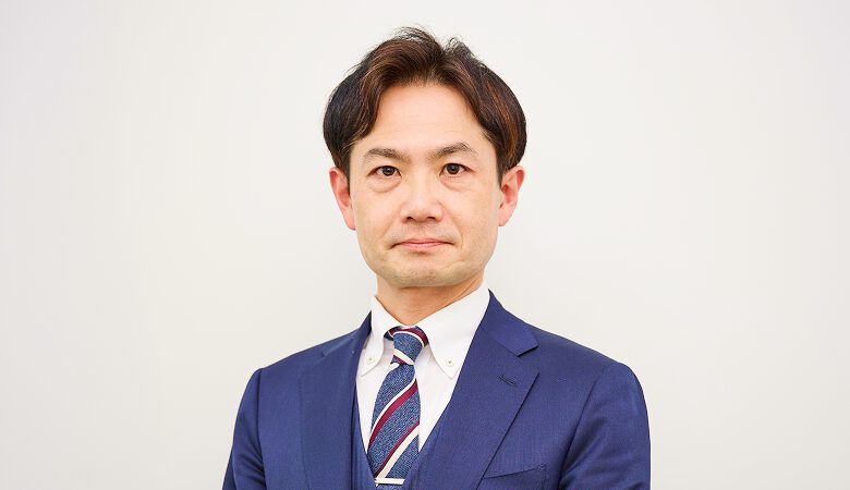 中堅弁護士の正面写真。誠実さと知識のある印象を与える。