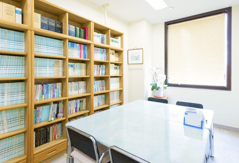 法律事務所の相談室。落ち着いた雰囲気で相談しやすい空間。
