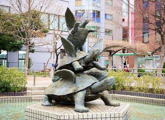 地域の象徴である3匹のカメの銅像。地元とのつながりを表す。
