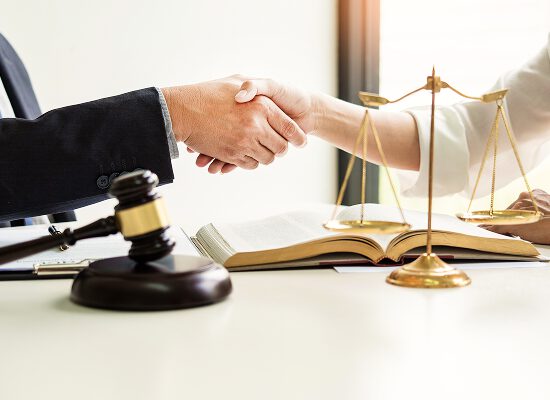 弁護士と依頼者が握手を交わすシーン。信頼関係の構築を象徴。