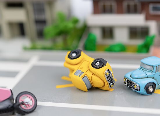 交通事故を表現した模型。交通事故相談のイメージとして使用。